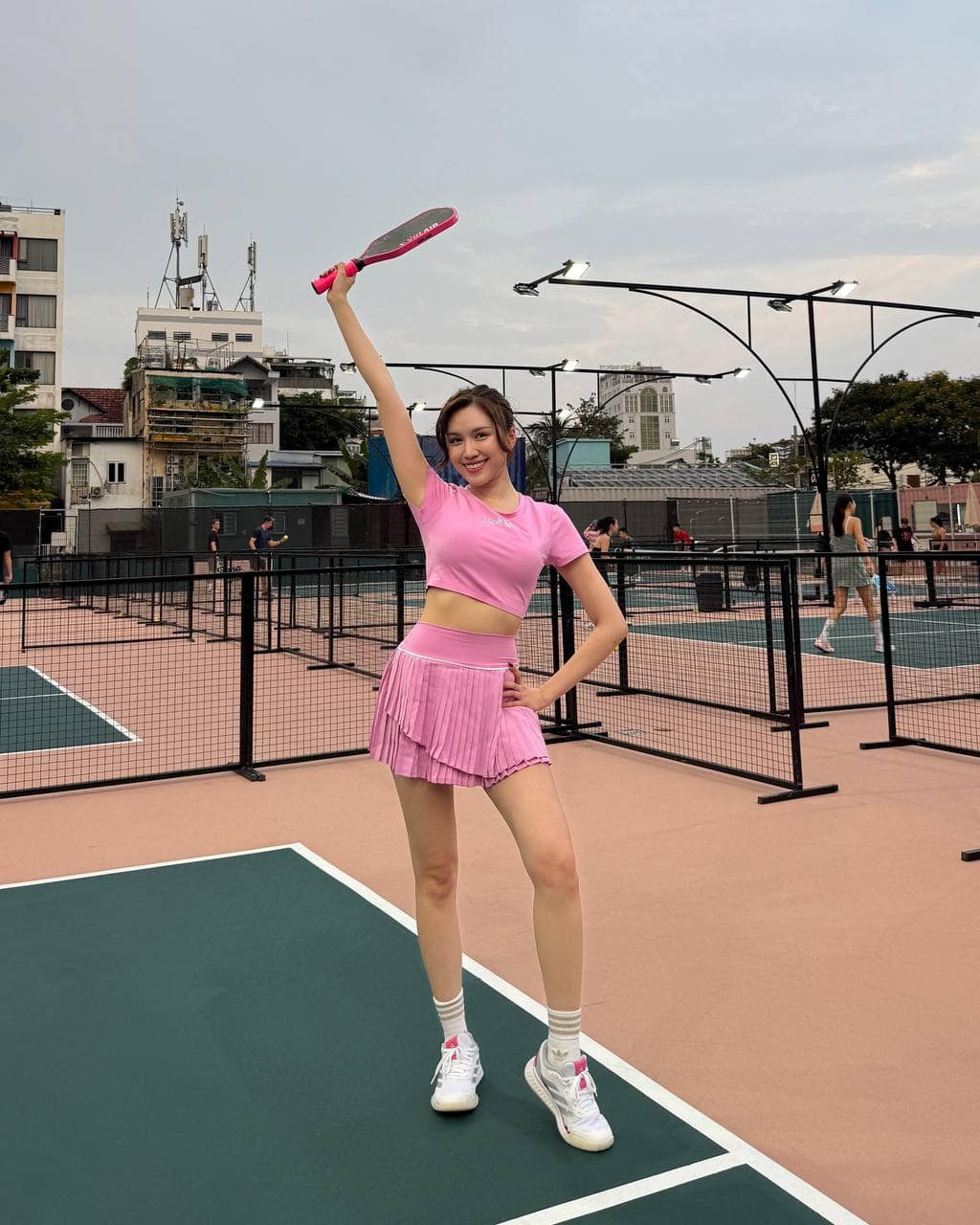 Thanh Thanh Huyền mặc set đồ hồng khi đi chơi pickleball. (Nguồn: FBNV)