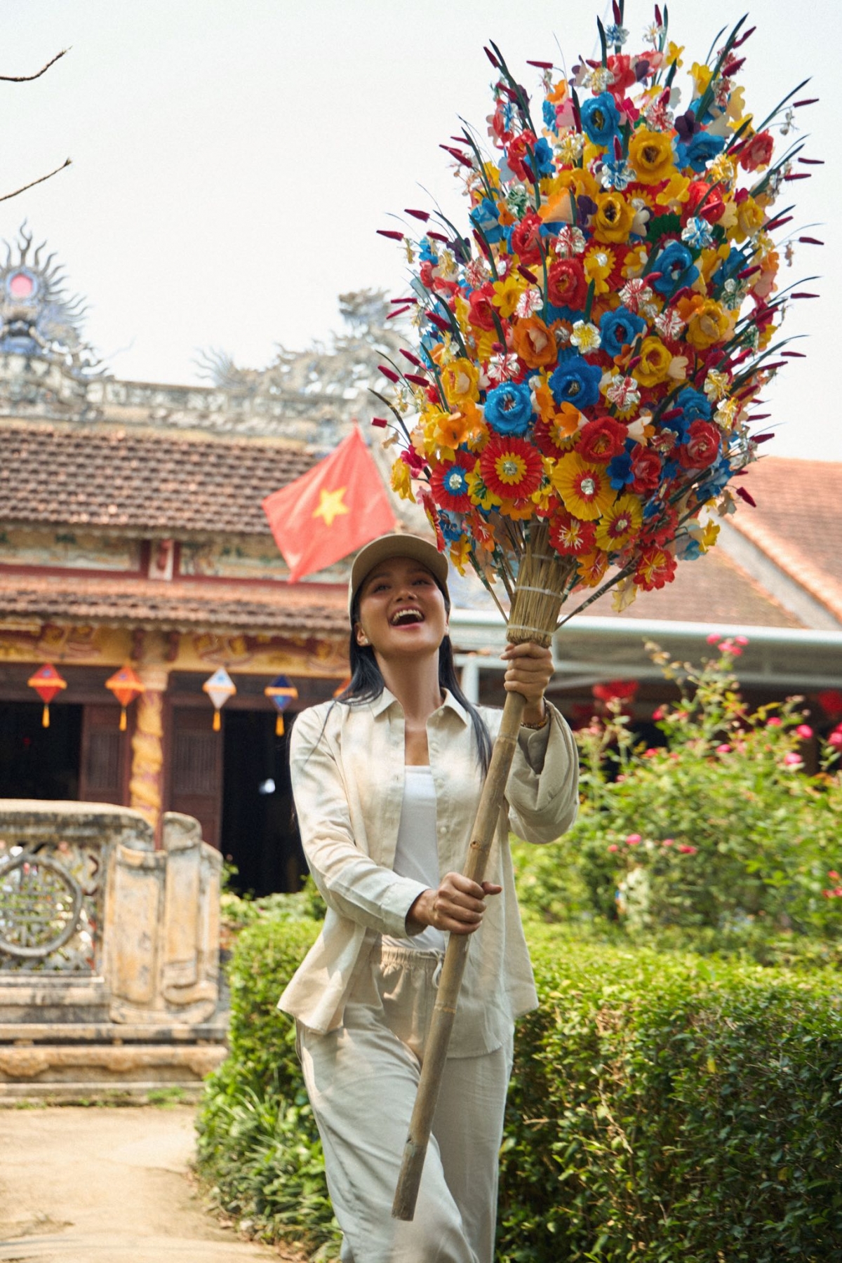 “Khởi động tuần mới với thật nhiều năng lượng. Chúc cả nhà có một tuần làm việc thật vui và hiệu quả nhé!”, H'Hen Niê viết. (Nguồn: FBNV)