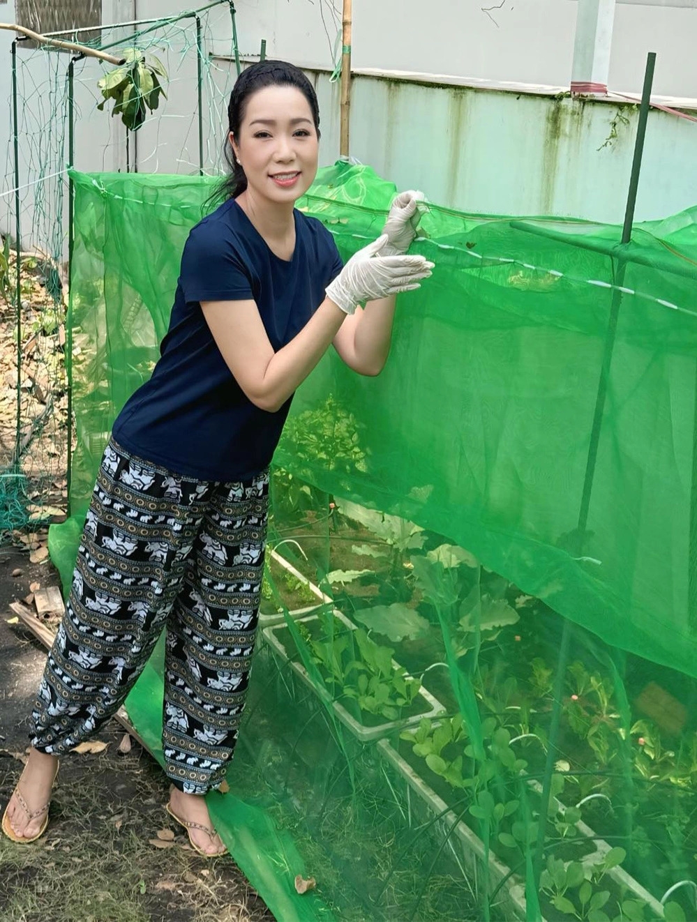 Gia đình NSND Trịnh Kim Chi chuyển về cơ ngơi ở quận 7, TP.HCM sống từ năm 2020. Á hậu cho biết biệt thự sân vườn rộng rãi với 5 phòng ngủ, không gian xung quanh thoáng đãng, gần một công viên là món quà ông xã tặng cô nhân dịp sinh nhật lần thứ 47.