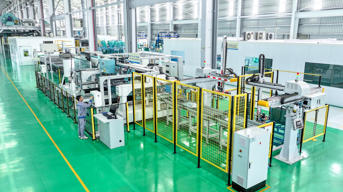 Máy cắt - mài - khoan tại Nhà máy Sản xuất Kính ô tô cao cấp