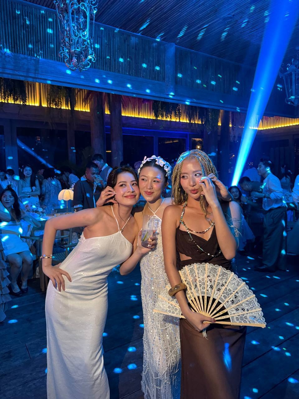 Chi Pu và Quỳnh Anh Shyn đã xuất hiện trong danh sách những người được đối phương theo dõi. Việc chính thức follow nhau đã phần nào chứng minh tình bạn của 2 mỹ nhân Hà Thành đã thật sự "gương vỡ lại lành".