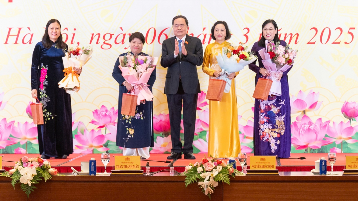 Chủ tịch Quốc hội tặng hoa chúc mừng các nữ đại biểu Quốc hội