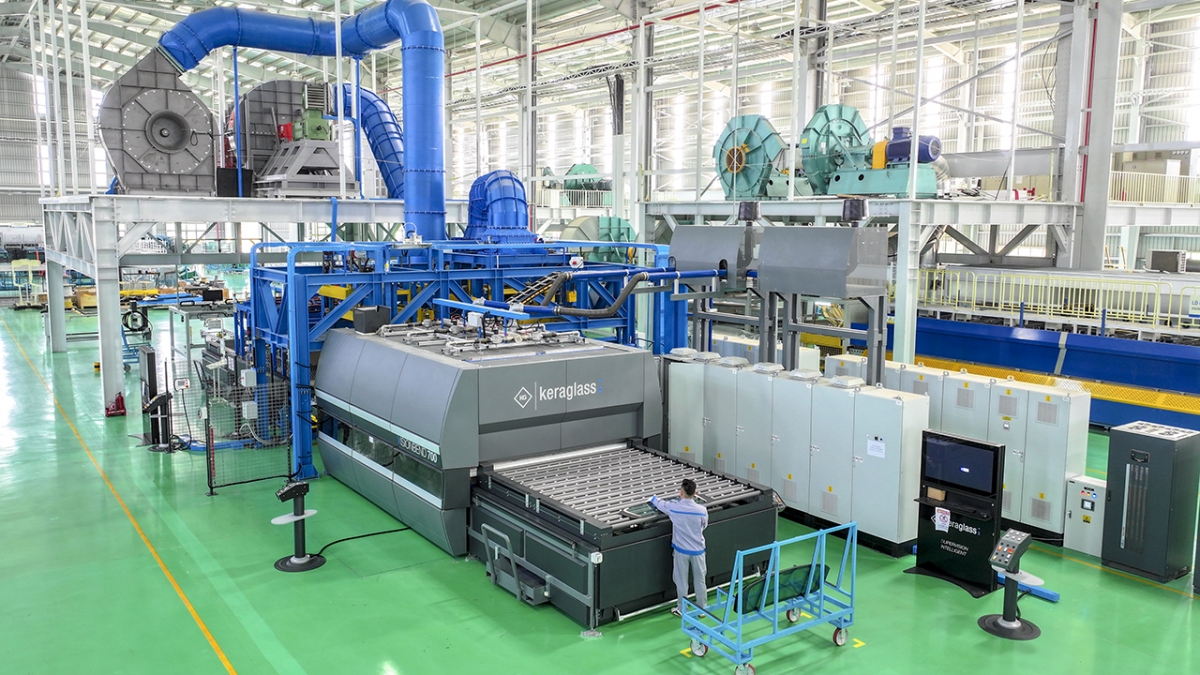Lò cường lực kính lưng tại Nhà máy Sản xuất Kính ô tô cao cấp