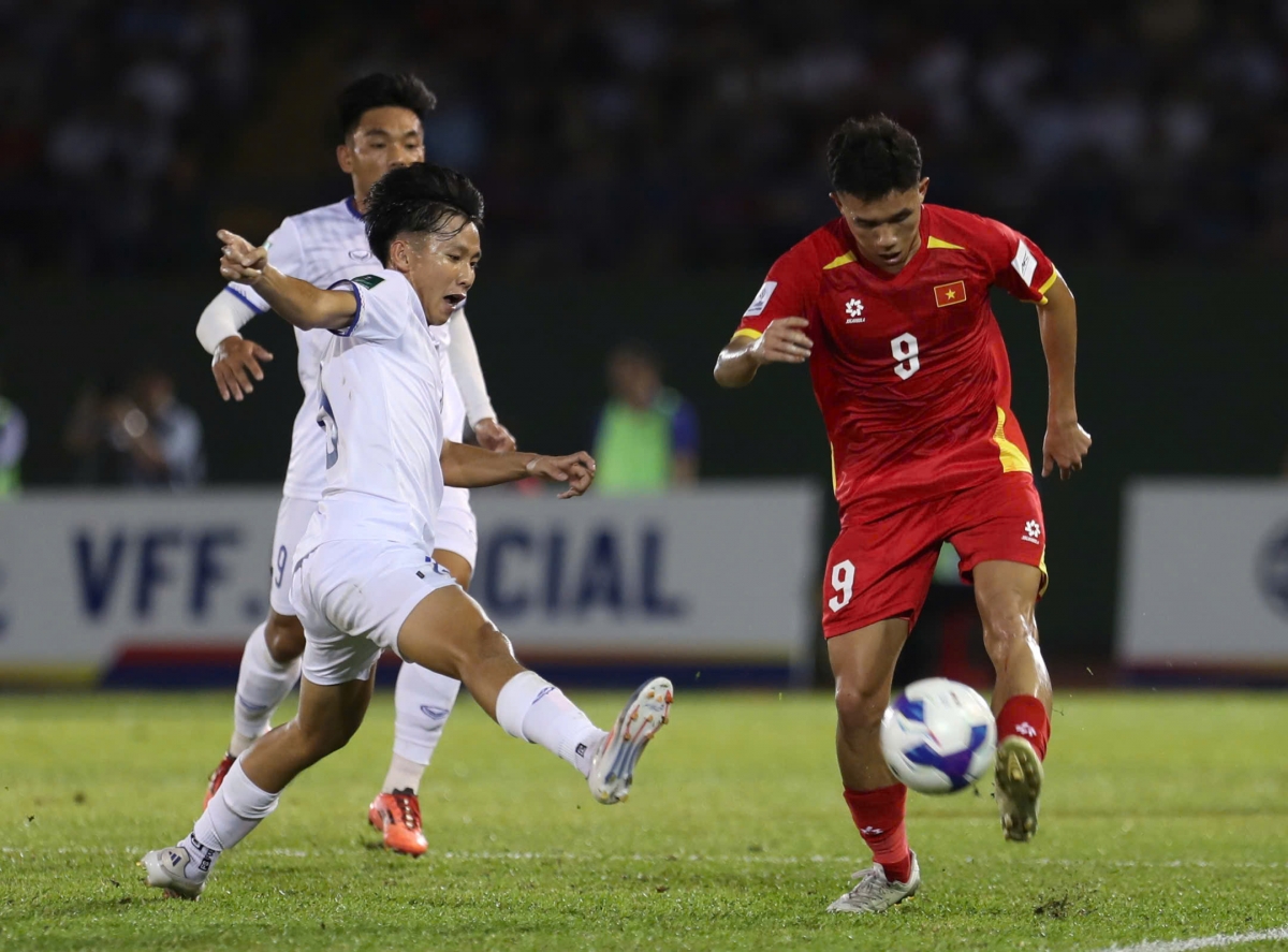 Các cầu thủ ĐT Lào đang có dấu hiệu xuống sức và không thể theo kịp nhịp độ trận đấu (Ảnh: Đức Minh)