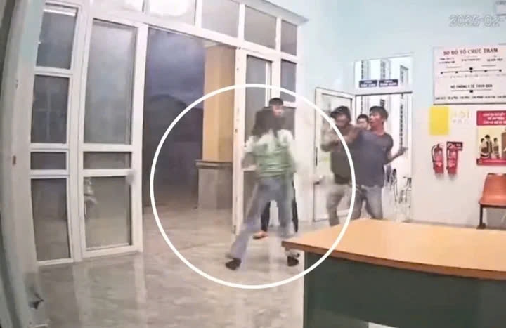 Hình ảnh bà Tuyết bị đánh (Ảnh cắt từ camera)