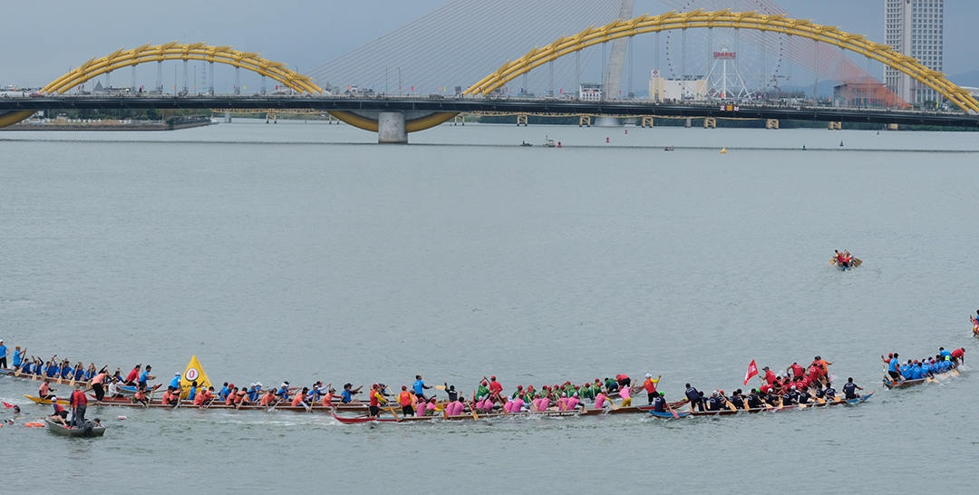Các thuyền Nam nối nhau quay đầu tại phao tiêu