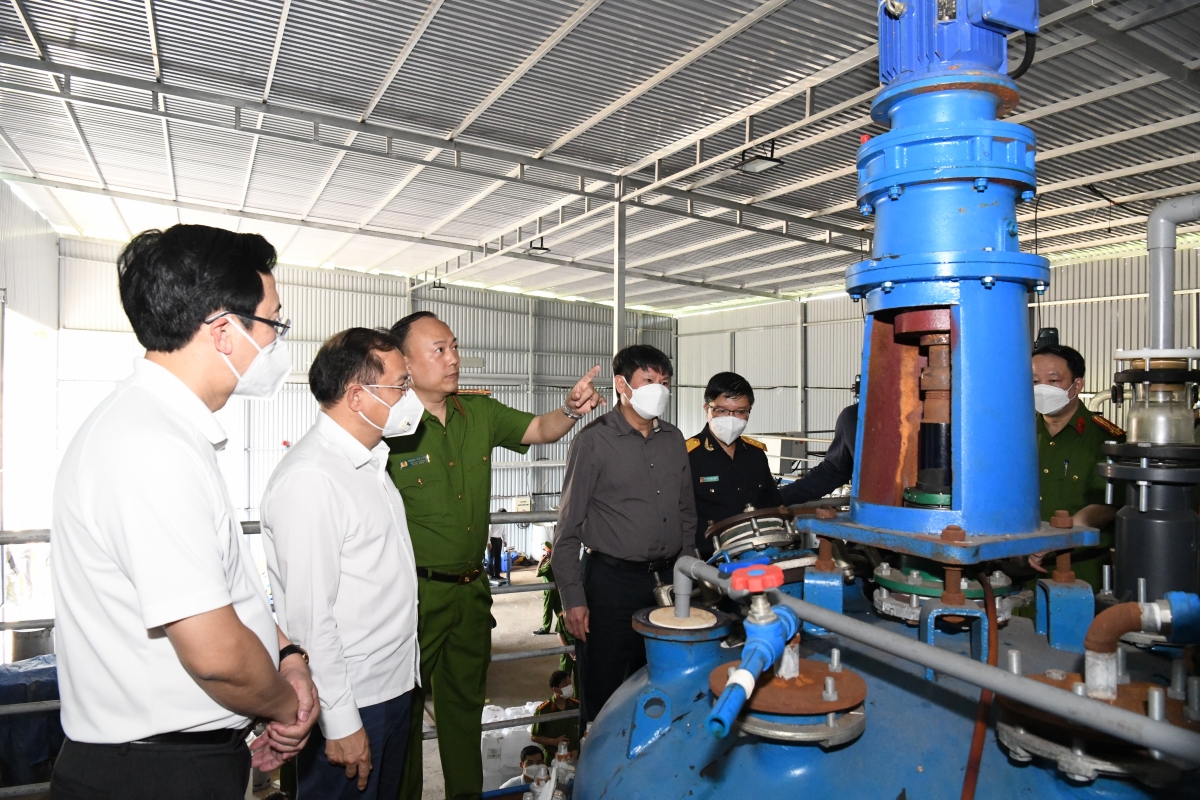 Lực lượng chức năng kiểm tra kho ma túy.