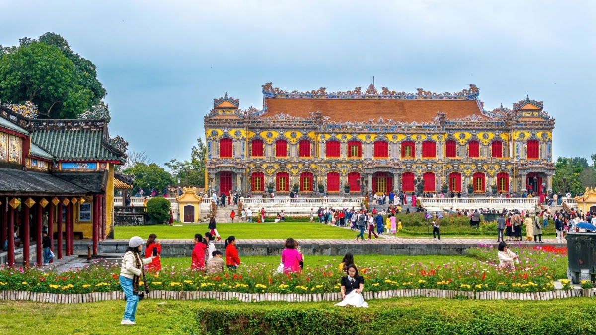 Du khách tham quan khu di sản Huế