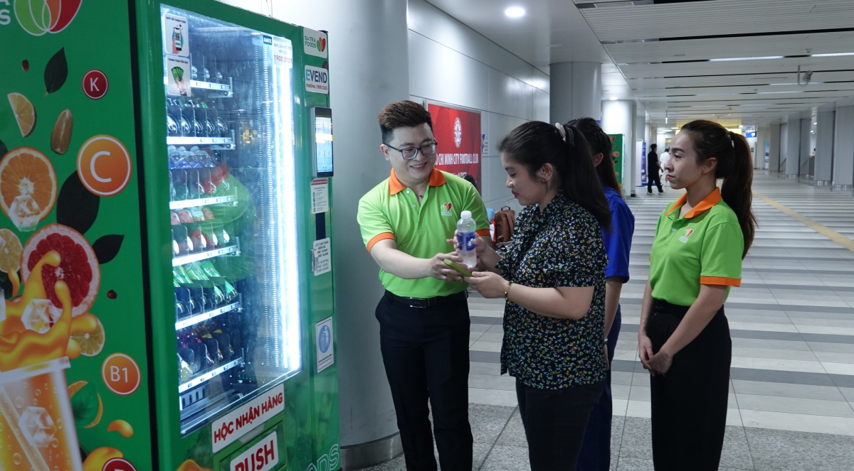 Khách hàng đang sử dụng máy tự động bán nước tại ga metro số 1 (Ảnh: BTC)