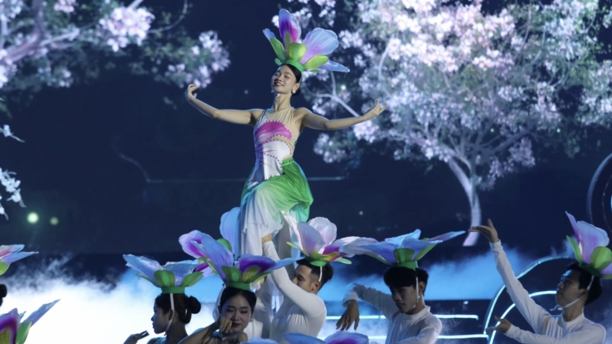 Impressive art performances captivate audiences at Ban Flower Festival 2025 opening ceremony
