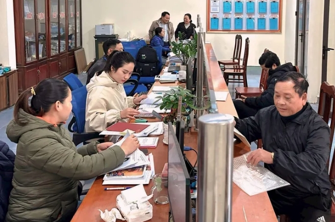 Người dân làm thủ tục hành chính. (Ảnh: Báo Hải Dương)