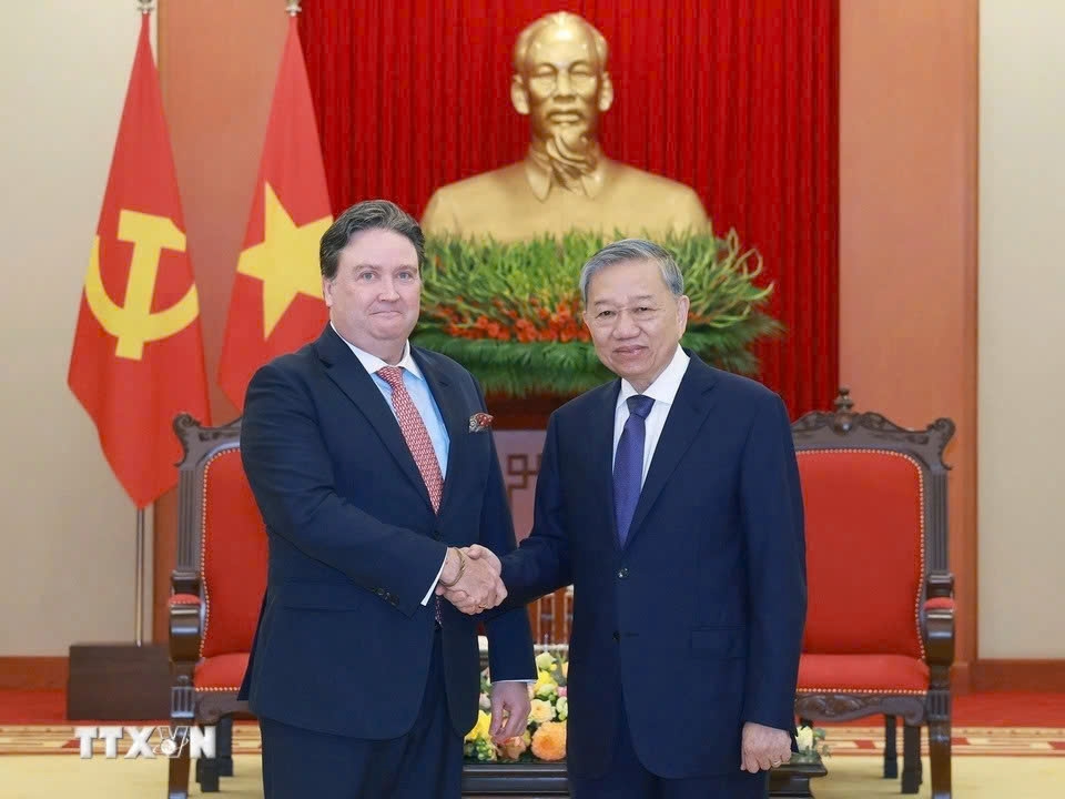 Party General Secretary To Lam (R) and US Ambassador to Vietnam Marc Knapper during their meeting in Hanoi on March 31.