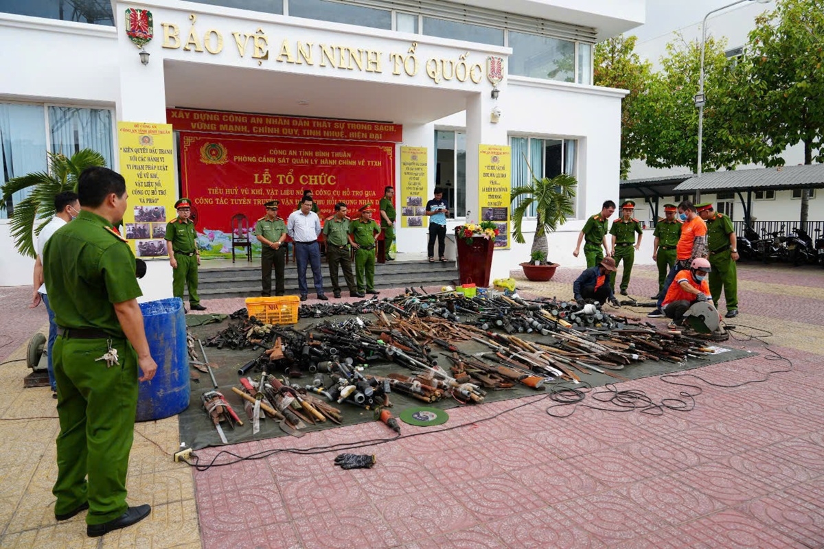 Công an tỉnh Bình Thuận tiêu hủy hơn 4.000 vũ khí, công cụ hỗ trợ và pháo