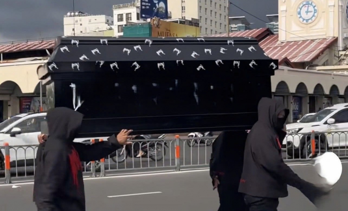 Vụ việc 4 người khiêng quan tài đi quanh chợ Bến Thành, quay clip, đưa lên mạng xã hội (Ảnh cắt từ clip)