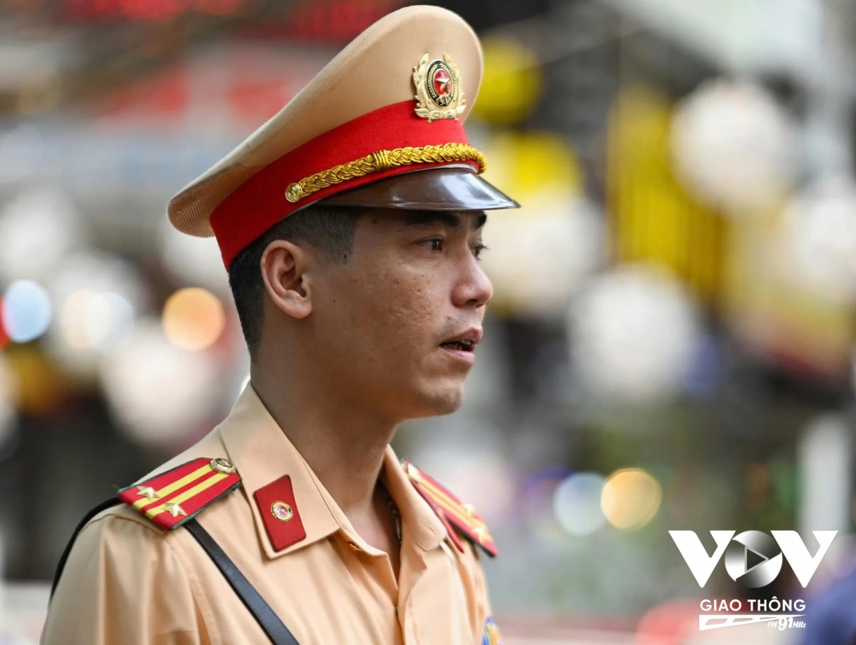 Theo Trung tá Nguyễn Thanh Hải, cán bộ Đội CSGT đường bộ số 1, khu vực “cà phê đường tàu” giới hạn từ ngã tư Lê Duẩn - Nguyễn Thái Học đến ngã ba Trần Phú - Lý Nam Đế và kéo dài hơn 200m đi trên cao, được người dân tận dụng để kinh doanh cà phê dù chưa được phép. Mặc dù đơn vị thường xuyên tuyên truyền, xử lý nhưng nhiều chủ cửa hàng vẫn cố tình vi phạm