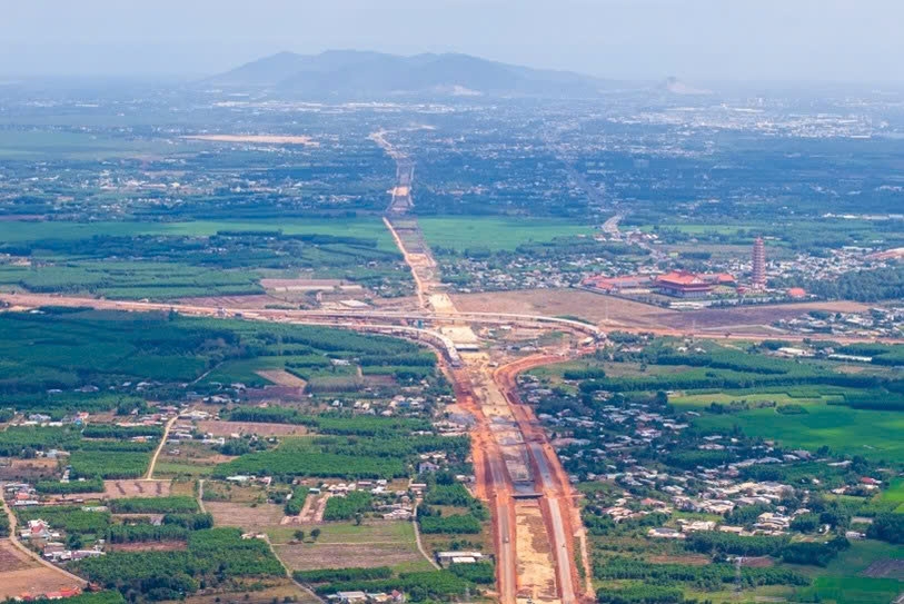 Từ đầu tháng 3, nút giao tuyến T1 với Quốc lộ 51 đã hoàn thành phần kết cấu bê tông hệ thống đường dẫn và cầu vượt.