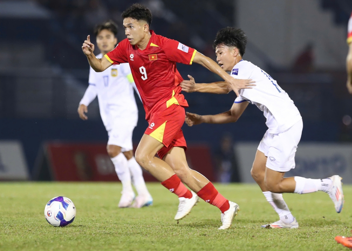 Võ Hoàng Minh Khoa đang chơi đầy năng nổ trong lần đầu khoác áo ĐT Việt Nam (Ảnh: Đức Minh)