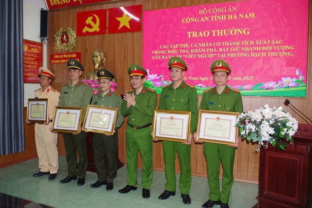 Nhiều tập thể, cá nhân có thành tích xuất sắc truy bắt nhanh ổ nhóm giết người được Chủ tịch UBND tỉnh Hà Nam tặng bằng khen; Giám đốc Công an tỉnh Hà Nam tặng giấy khen