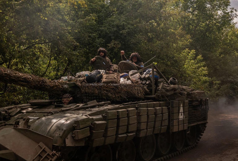 Xe tăng Ukraine tiến tới Kursk. Ảnh: WSJ