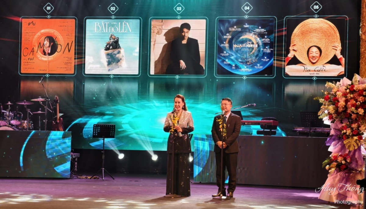 Nhạc sĩ Giáng Son và ông Lê Văn Toản - Tổng giám đốc Bvote Việt Nam lên sân khấu công bố kết quả và trao giải hạng mục Album của năm thuộc về Bật nó lên của SOOBIN. (Ảnh: Báo Thể thao &amp; Văn hóa/TTXVN)