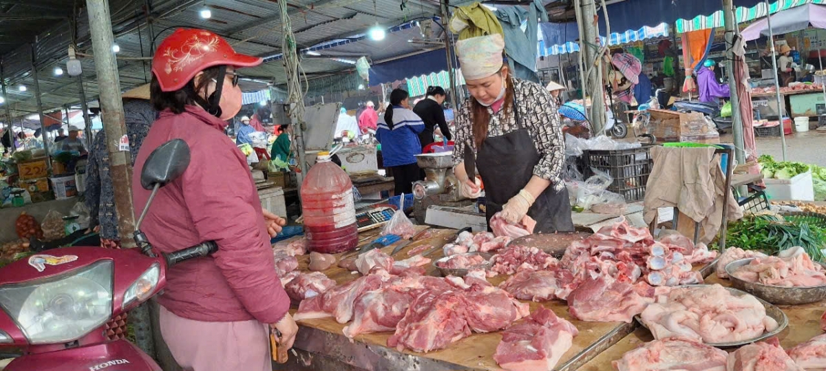 Giá thịt lợn tại chợ truyền thống vẫn bán ở mức cao