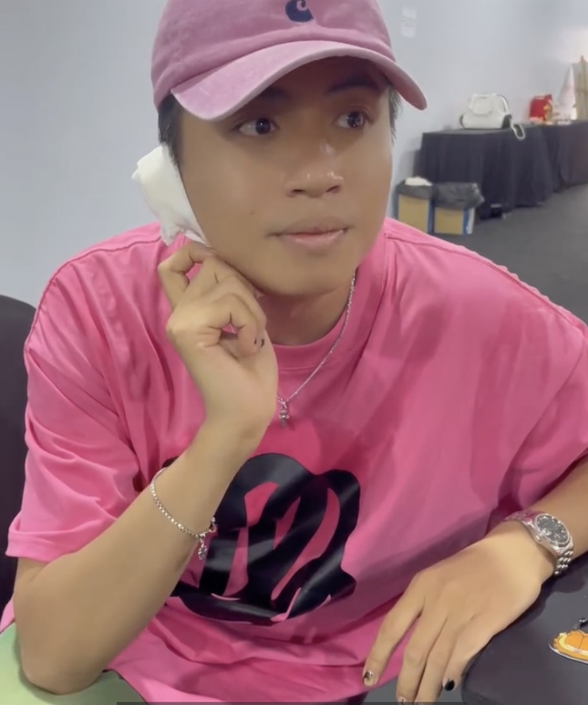 Theo video hậu trường do nhà sản xuất Anh trai vượt ngàn chông gai đăng tải, đạo diễn Kiên Ứng gặp vấn đề ở tai và phải phẫu thuật. Kiên Ứng cho biết anh bị tụ dịch ở tai, bà xã lo lắng bị nhiễm trùng nên cùng anh đến bệnh viện khám vào ngày 20/3. Tại bệnh viện, bác sĩ phẫu thuật và yêu cầu Kiên Ứng thay băng ở tai liên tục trong vòng một tháng.