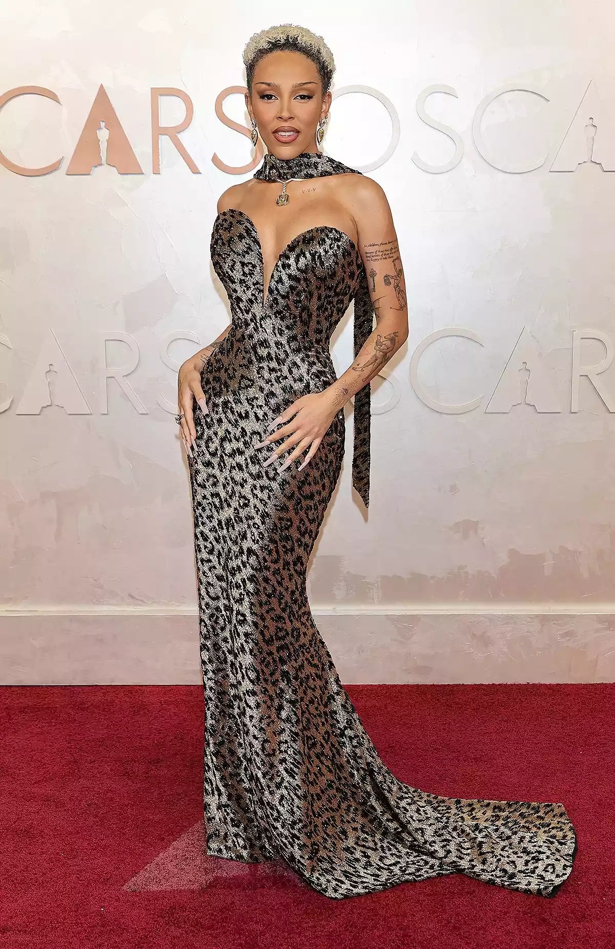 Doja Cat diện đồ gợi cảm nhưng không vẫn rất cá tính.