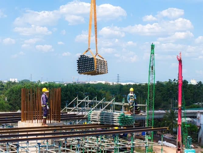 Trên công trường bố trí hơn 800 nhân sự, gần 200 thiết bị và triển khai 20 mũi thi công trên cả hai tuyến T1 và T2.