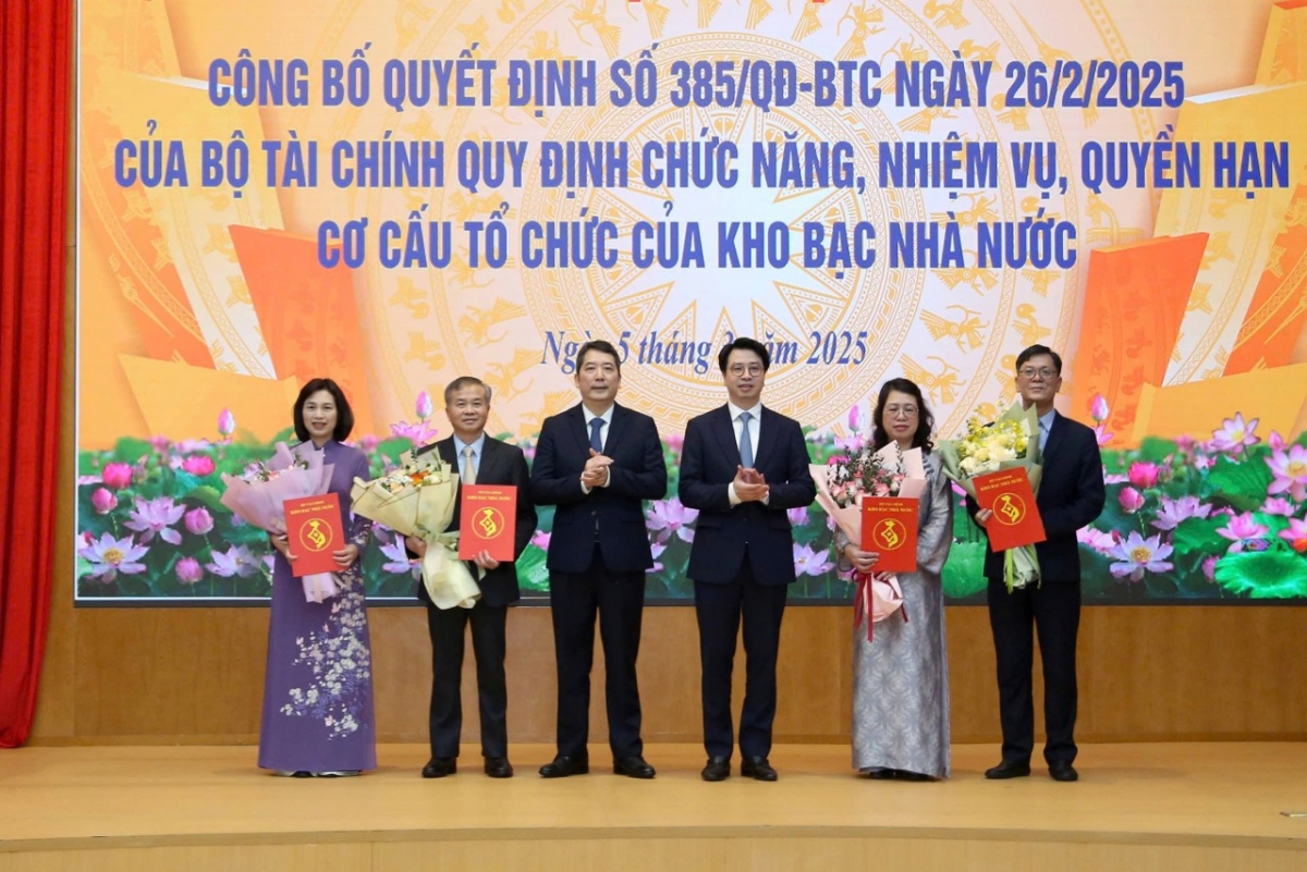 Thứ trưởng Bộ Tài chính Cao Anh Tuấn trao quyết định bổ nhiệm, điều động bổ nhiệm chức danh lãnh đạo KBNN. (Ảnh: TBTC)