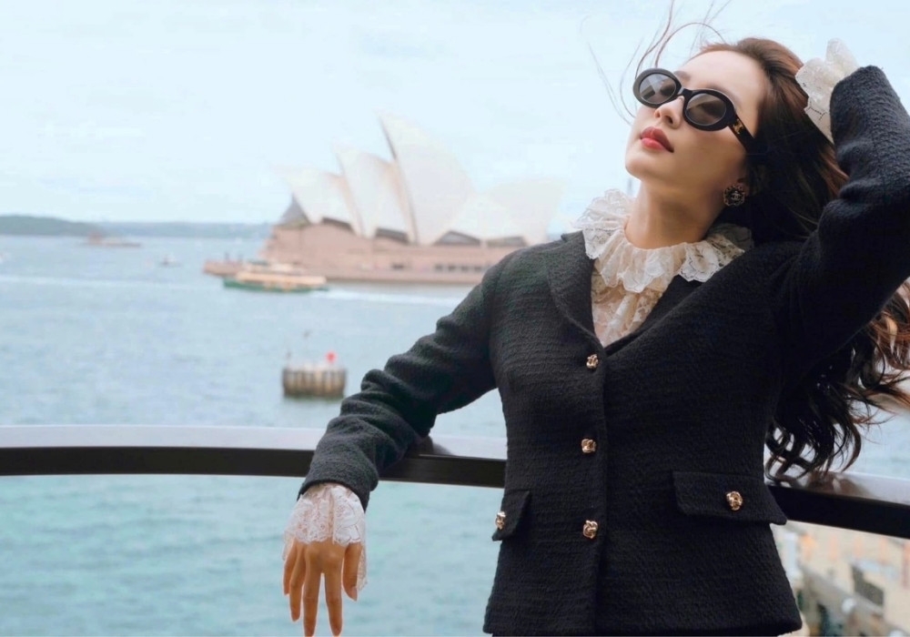 Hoa hậu Đặng Thu Thảo ngắm Nhà hát Opera Sydney từ trên cao. "Phu nhân hào môn" có cuộc sống thảnh thơi, ít xuất hiện các sự kiện showbiz.