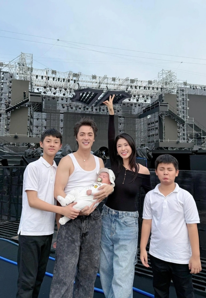 Vợ đưa 3 con đến ủng hộ ca sĩ Đăng Khôi trước giờ concert "Anh trai vượt ngàn chông gai" diễn ra.