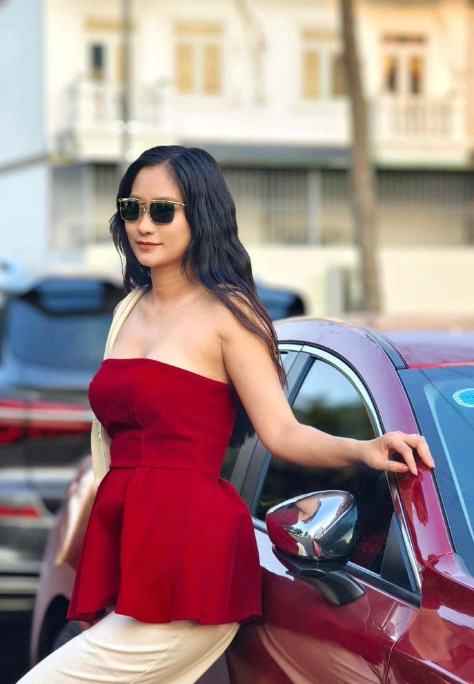 Chân Chân - bạn gái của NSND Việt Anh cũng thoải mái cập nhật ảnh trên mạng xã hội. Cô được khen có thân hình thon thả, gương mặt ưa nhìn. Chân Chân có gu thời trang đa dạng khi giản dị, lúc điệu đà, nữ tính.