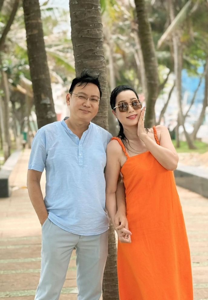 NSND Trịnh Kim Chi đăng ảnh cùng ông xã doanh nhân kèm chia sẻ: "Lâu lâu rủ anh ấy tung tăng". Hơn 23 năm gắn bó, nghệ sĩ được chồng yêu thương, chiều chuộng hết mực.