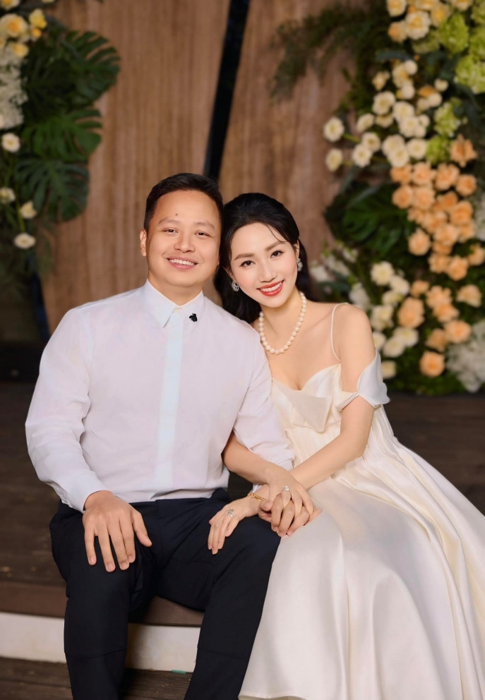 Á hậu Ngô Trà My kỷ niệm 9 năm ngày cưới bên ông xã đại gia.