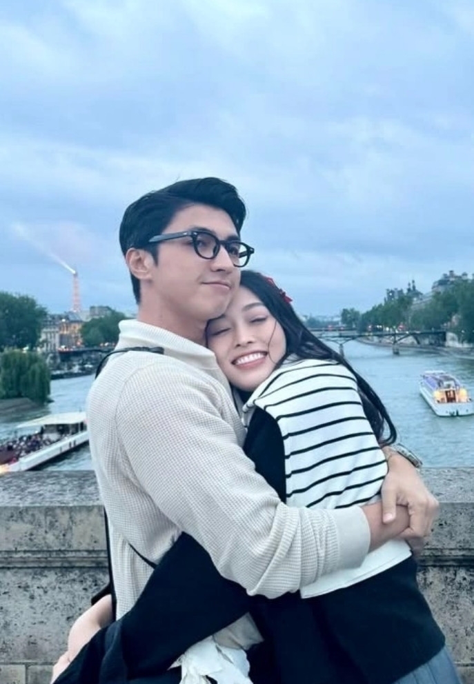 Diễn viên Bình An đăng ảnh tình tứ bên vợ Phương Nga, kèm chia sẻ hài hước: "Thuận vợ thuận chồng, tát nhau cả ngày không mệt".