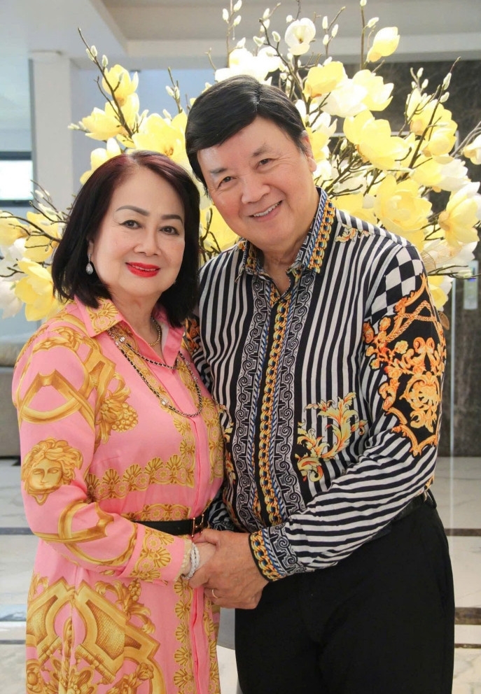 NSƯT Bảo Quốc và bà xã kỷ niệm hôn nhân. "57 năm bên nhau, vẫn yêu như thuở ban đầu lưu luyến ấy", nam nghệ sĩ chia sẻ.