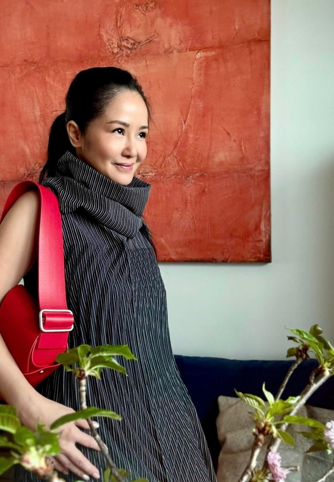 Diva Hồng Nhung đăng ảnh tươi tắn, tinh thần lạc quan sau thời gian điều trị bệnh ung thư. "Một chút lá hoa cho ngày mới nắng lên hồng! Ca sĩ đã sẵn sàng trở lại sân khấu!", chị chia sẻ.