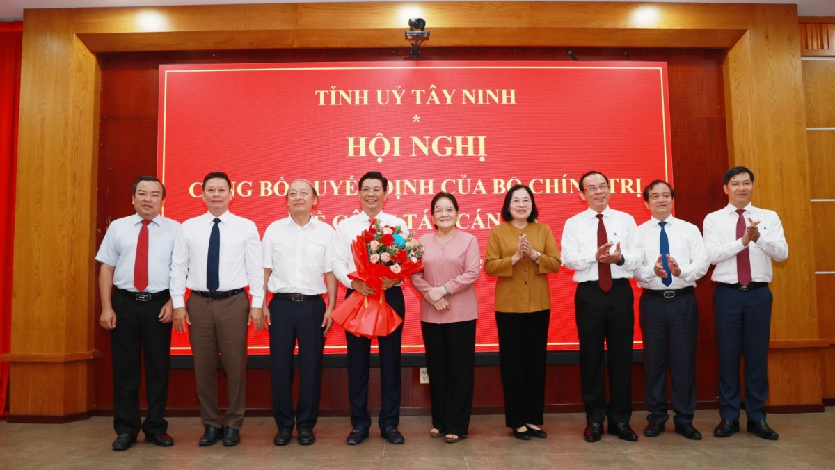 Các đại biểu chúc mừng ông Nguyễn Mạnh Hùng (ảnh Tố Tuấn)