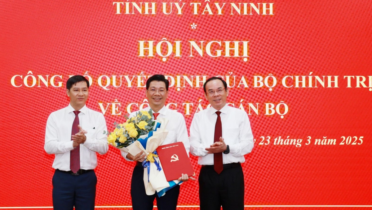 Bí thư Thành ủy TP.HCM Nguyễn Văn Nên (phải) và ông Nguyễn Thành Tâm trao quyết định cho ông Nguyễn Mạnh Hùng (ảnh Tố Tuấn)