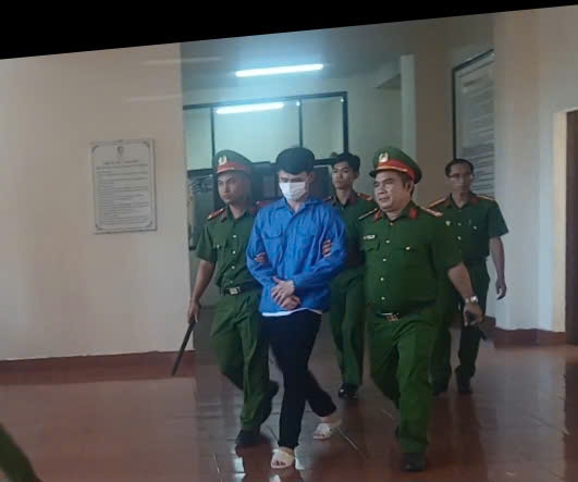 Bị cáo Ngô Minh Thông bị lực lượng công an áp giải sau phiên Tòa xét xử sơ thẩm