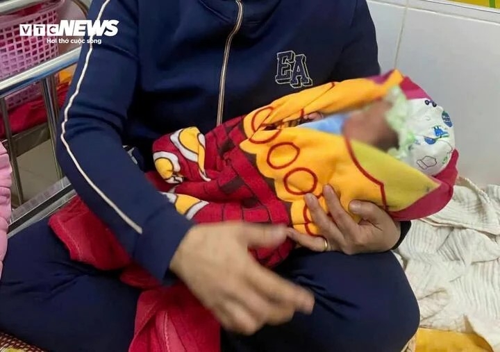 Bé trai sơ sinh hiện được chăm sóc tại Trạm Y tế xã Đức Lạng.