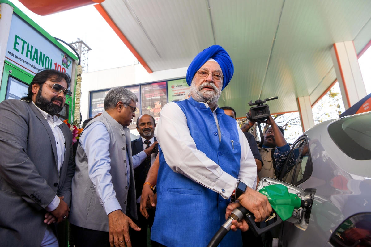 Bộ trưởng Bộ Dầu mỏ và Khí đốt Ấn Độ Hardeep Singh Puri trong buổi ra mắt xăng E100 tại một cửa hàng bán lẻ xăng dầu ở Thủ đô New Delhi. Ảnh: ANI