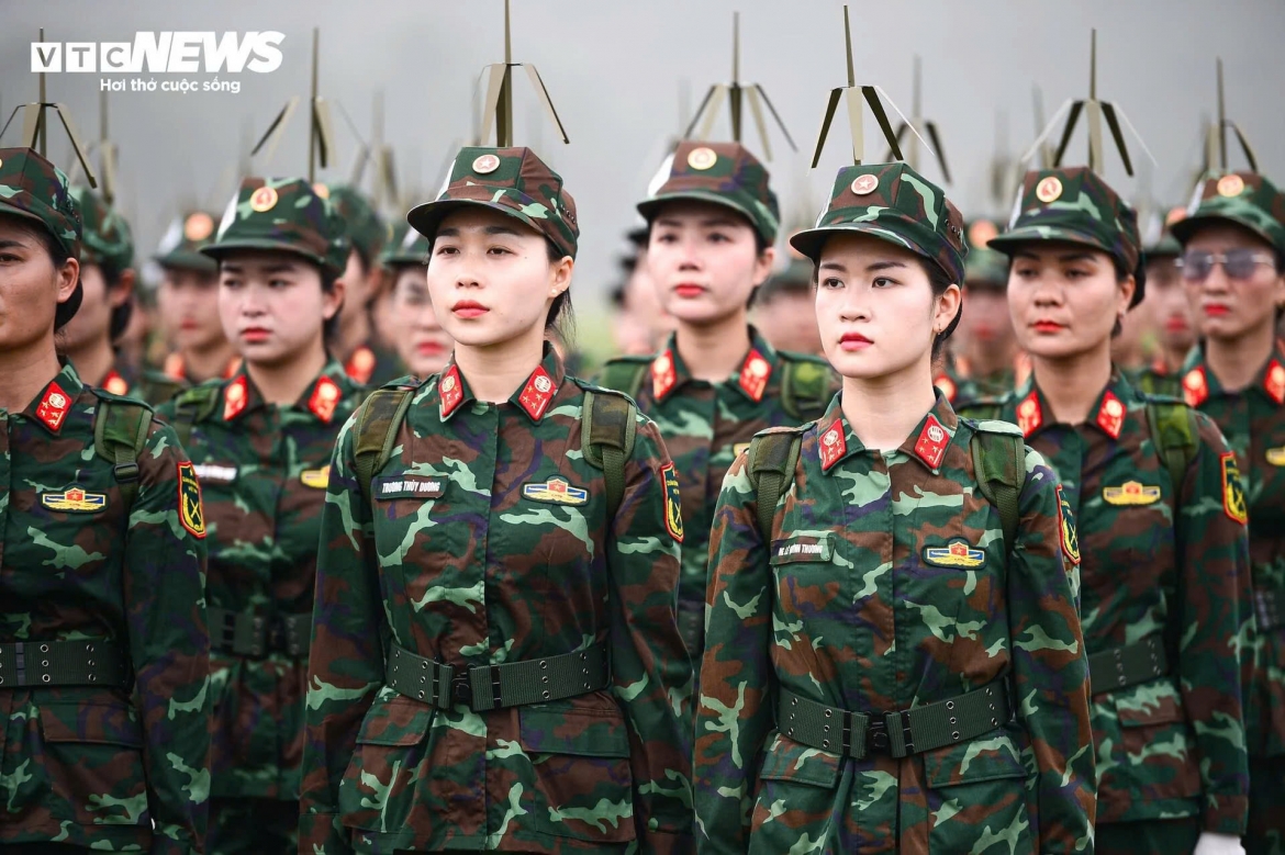 Trong buổi hợp luyện diễu binh, diễu hành dịp lễ kỷ niệm 50 năm Ngày Giải phóng miền Nam, thống nhất đất nước, những "bóng hồng" của khối Quân đội gây ấn tượng với ngoại hình tươi tắn và các động tác điều lệnh nhanh, mạnh, dứt khoát.