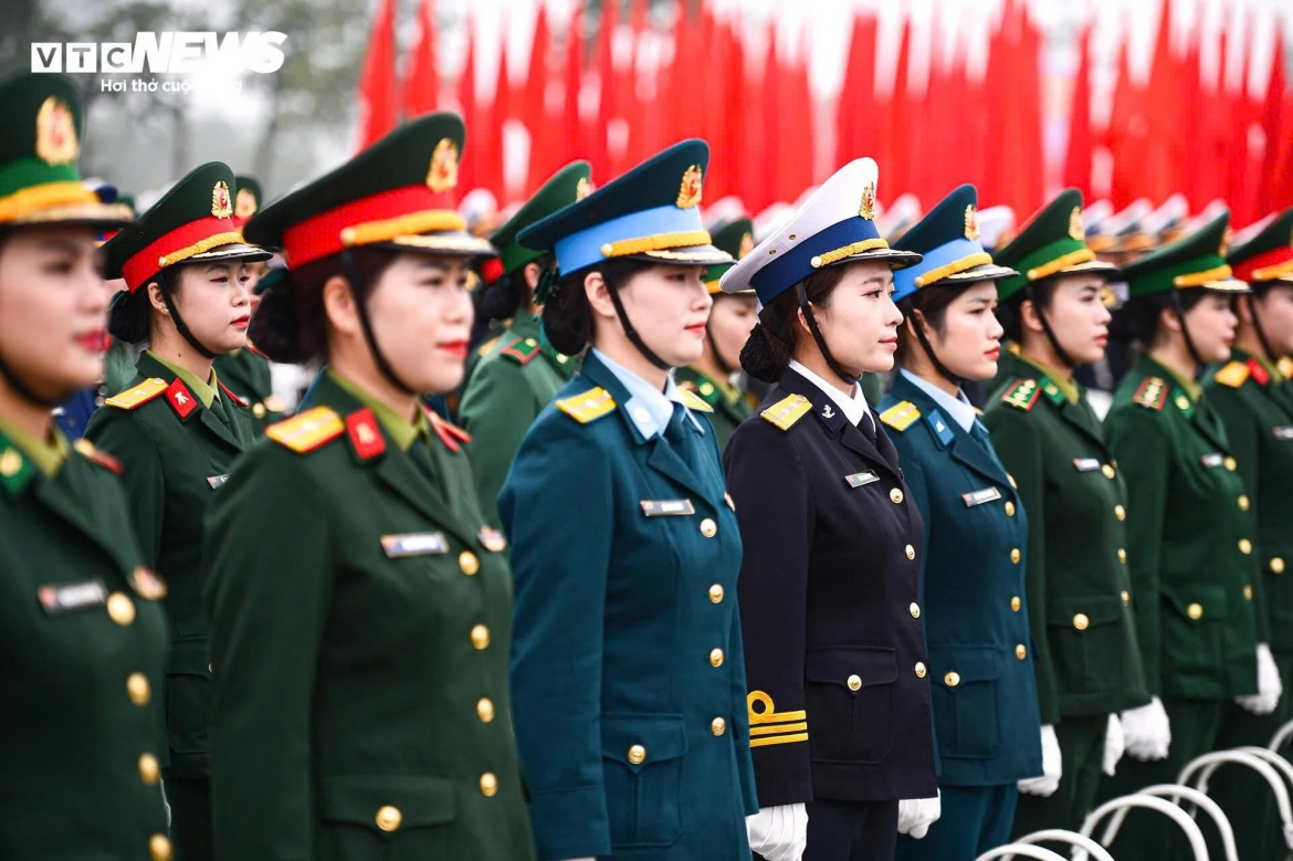 Khối nữ Quân nhạc Việt Nam tham gia buổi hợp luyện diễu binh, diễu hành.