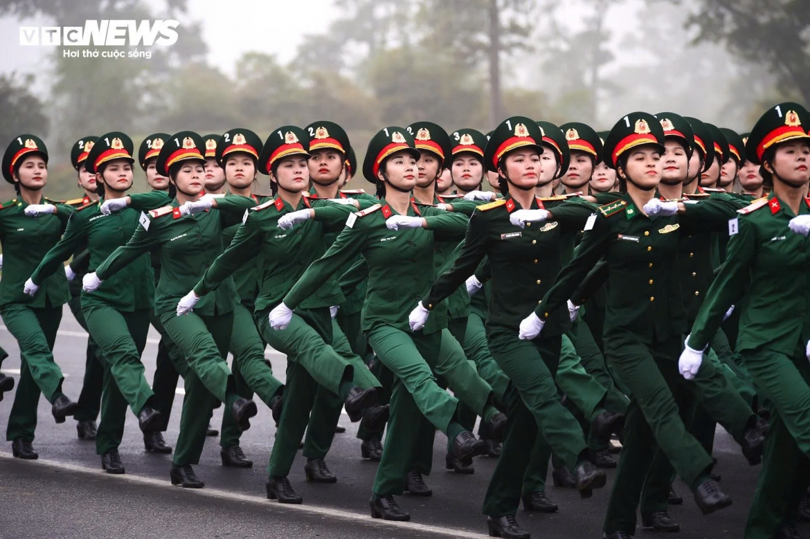 Khối nữ Quân y tham gia hợp luyện cùng các khối.