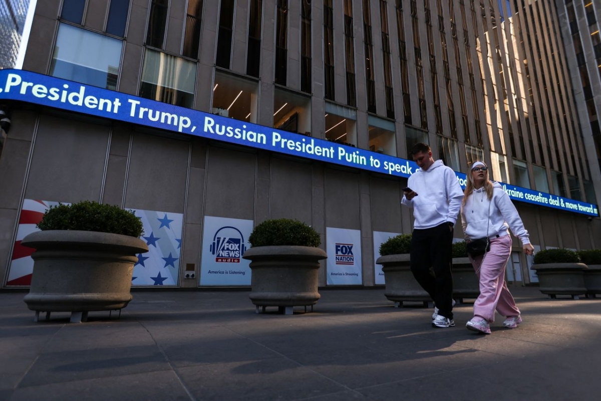 Bảng tin của Fox News hiển thị tiêu đề về cuộc gọi giữa Tổng thống Donald Trump và Tổng thống Nga Vladimir Putin về đề xuất ngừng bắn ở Ukraine tại thành phố New York vào ngày 18 tháng 3. Nguồn: Reuters