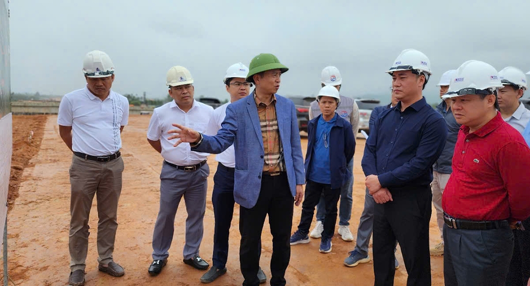 Đoàn công tác của Bộ Xây dựng kiểm tra hiện trường dự án cao tốc Quảng Ngãi - Hoài Nhơn