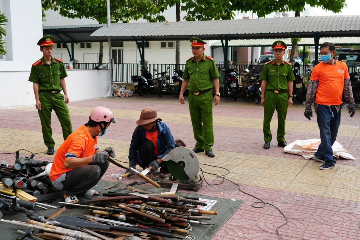 Công an tỉnh Bình Thuận tiêu hủy hơn 4.000 vũ khí, công cụ hỗ trợ và pháo