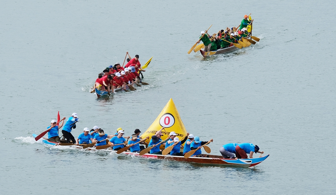 Các thuyền nữ cũng cạnh tranh quyết liệt không kém