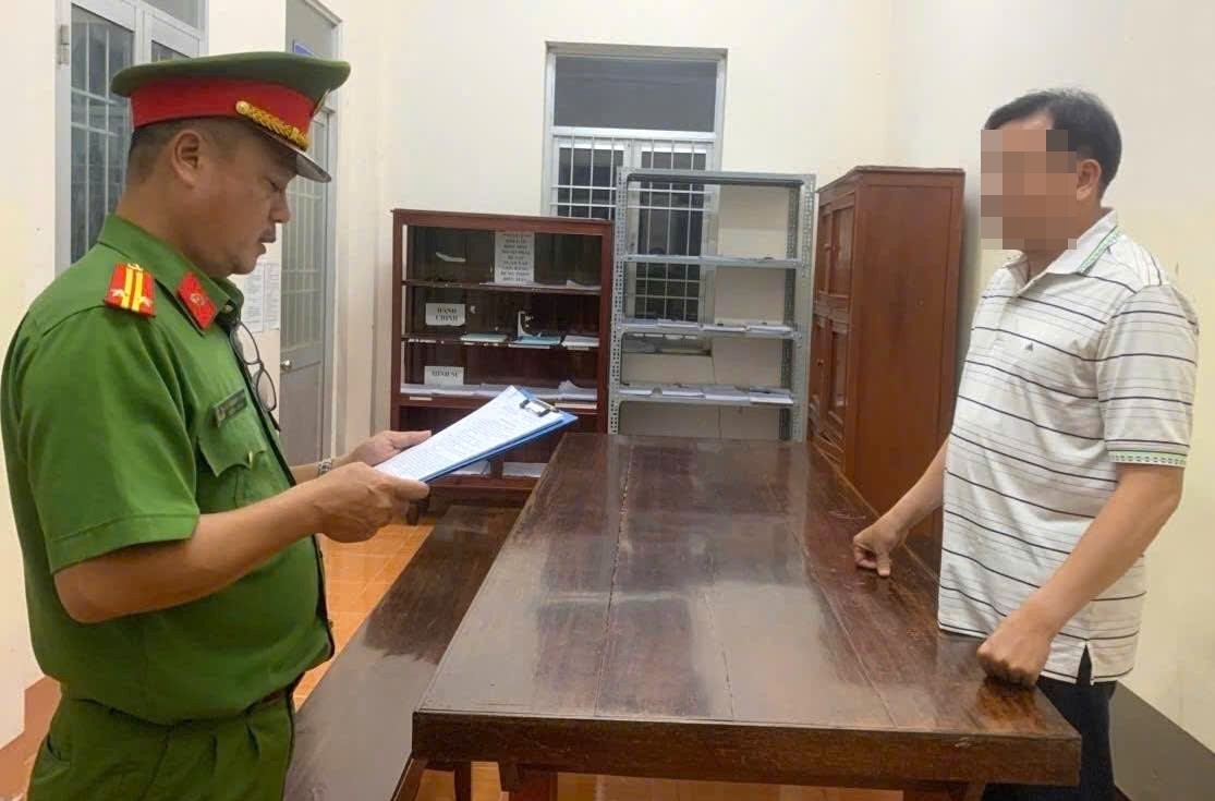 Công an tống đạt quyết định khởi tố, bắt giam ông Nguyễn Tấn Đạt
